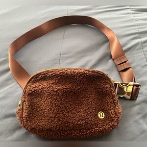 🍋 EUC Lululemon Everywhere Fleece 1L Belt Bag in Brown Earth/Gold